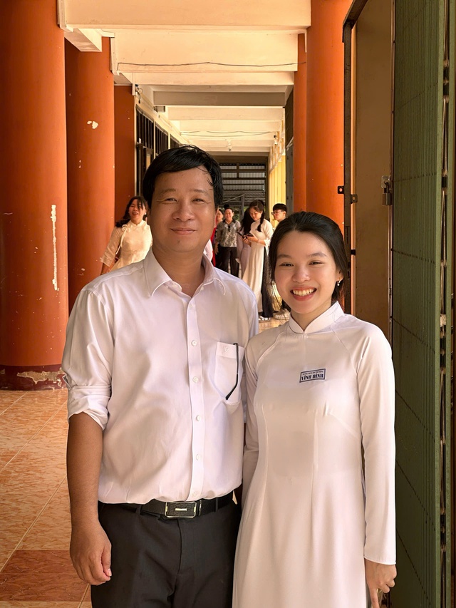 Đôi bạn chung lớp Trường THPT Vĩnh Bình cùng đạt thủ khoa khối A01- Ảnh 2.