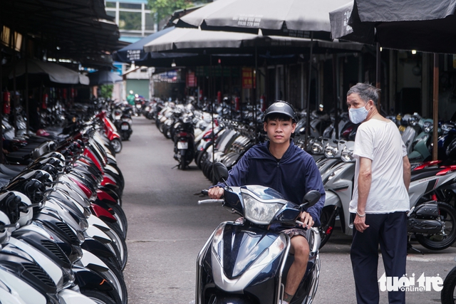 Hanoi’s largest used motorcycle market slows after fuel bike ban plan - Ảnh 1.