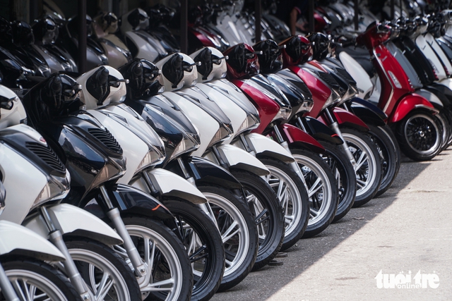 Hanoi’s largest used motorcycle market slows after fuel bike ban plan - Ảnh 3.
