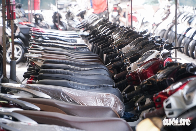 Hanoi’s largest used motorcycle market slows after fuel bike ban plan - Ảnh 6.