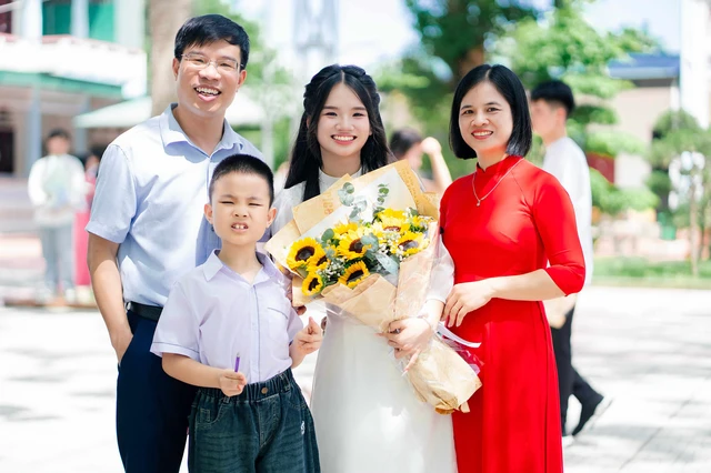 Thủ khoa khối D01 của tỉnh Thanh Hóa bật khóc và cảm ơn bố - Ảnh 2.