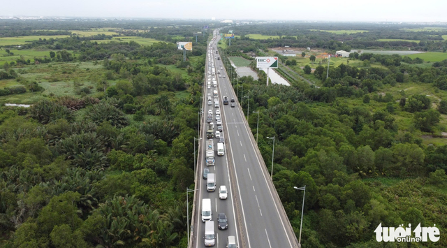 Bridge repairs cause congestion on expressway in southern Vietnam
- Ảnh 1.