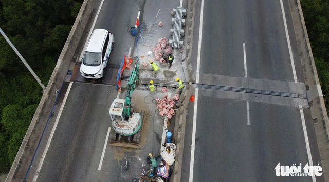 Bridge repairs cause congestion on expressway in southern Vietnam
- Ảnh 2.