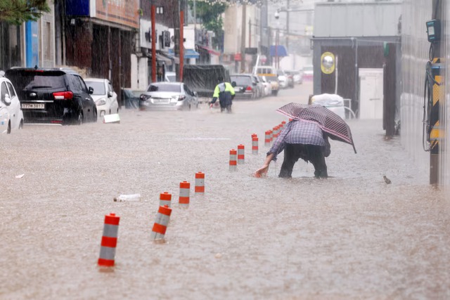 South Korea lashed by heavy rain, 2 dead and more than 1,000 evacuated- Ảnh 1. South Korea lashed by heavy rain, 2 dead and more than 1,000 evacuated- Ảnh 1.