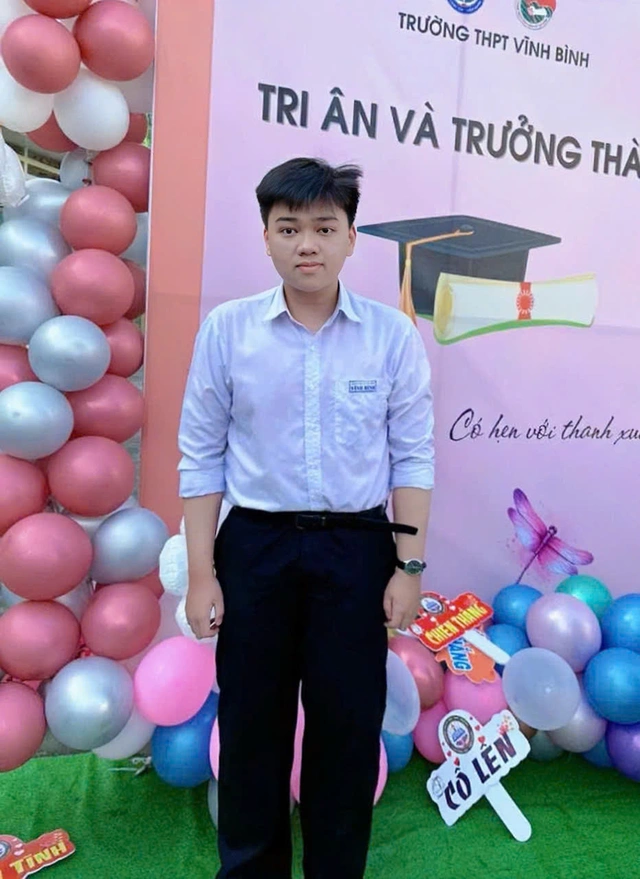 Đôi bạn chung lớp Trường THPT Vĩnh Bình cùng đạt thủ khoa khối A01- Ảnh 3.