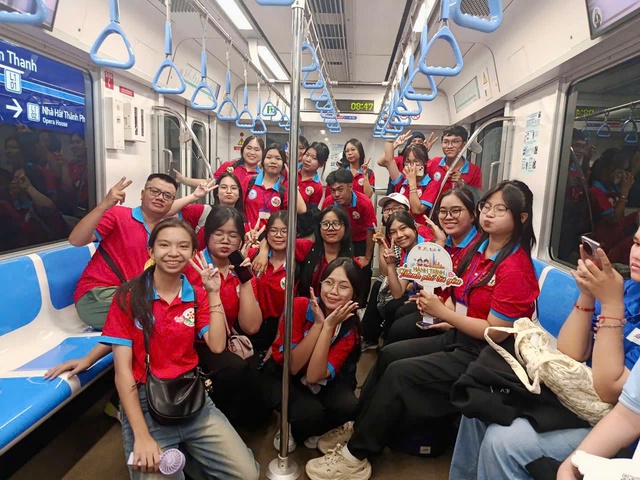Chiến sĩ Hoa phượng đỏ đi Metro, tìm hiểu lịch sử- Ảnh 1.