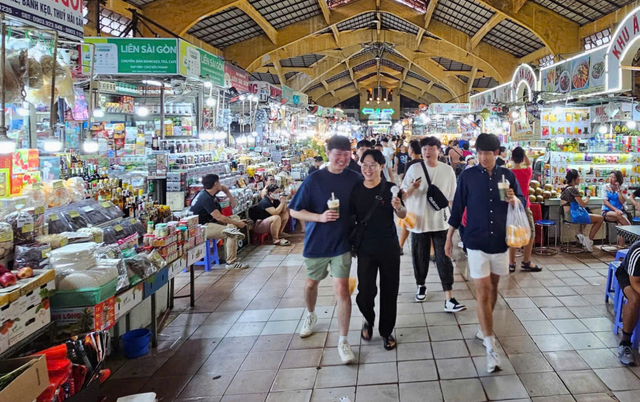Is 3-day suspension for overcharging at Ho Chi Minh City’s Ben Thanh Market too lenient?
- Ảnh 1. Is 3-day suspension for overcharging at Ho Chi Minh City’s Ben Thanh Market too lenient?
- Ảnh 1.
