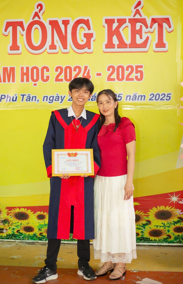 Quán quân Đường đến vinh quang năm thứ 14 là thủ khoa tốt nghiệp tỉnh An Giang - Ảnh 1.