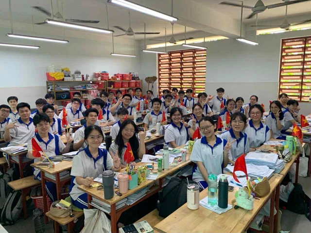Một tập thể lớp Trường THCS - THPT Nguyễn Khuyến có 18 điểm 10 trong kỳ thi tốt nghiệp THPT- Ảnh 2.