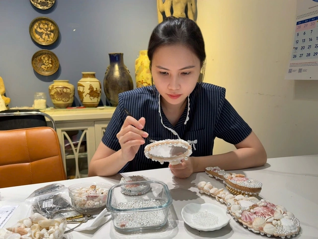 2 gen Z Lâm Đồng khởi nghiệp từ vỏ sò, vỏ ốc, mang về thu nhập khủng- Ảnh 1.