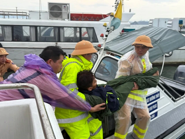 At least 27 killed after Vietnam tourist boat capsizes in Ha Long Bay - Ảnh 1. At least 27 killed after Vietnam tourist boat capsizes in Ha Long Bay - Ảnh 1.
