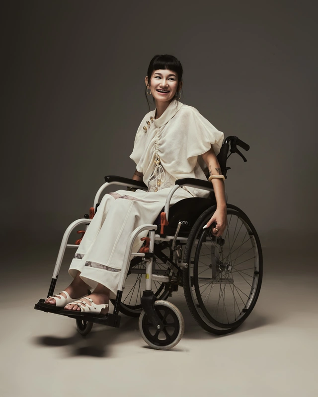 Nữ sinh viên làm thời trang ứng dụng cho người khuyết tật - Ảnh 4.