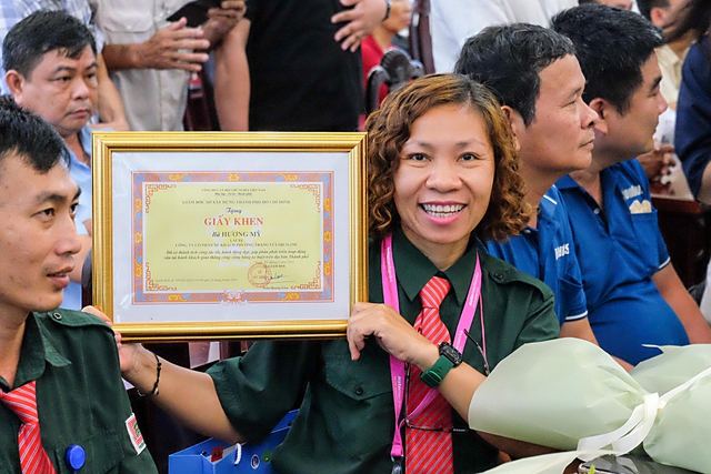 In male-dominated bus driver world, two women steer through Ho Chi Minh City streets with pride- Ảnh 2. In male-dominated bus driver world, two women steer through Ho Chi Minh City streets with pride- Ảnh 2.