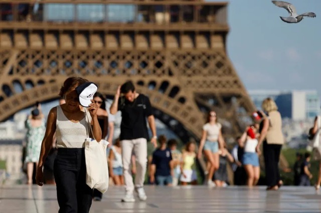 Europe swelters as surprise early summer heatwave spreads - Ảnh 1.