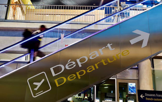 France asks airlines to reduce flights at Paris airports due to planned air traffic controller strike - Ảnh 1.