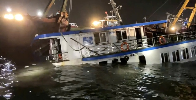 Tiếp tục tìm kiếm người mất tích trong vụ lật tàu du lịch trên vịnh Hạ Long- Ảnh 1.