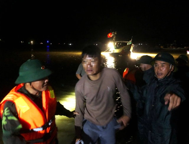 All 34 people rescued from sinking tourist boat in north-central Vietnam- Ảnh 1. All 34 people rescued from sinking tourist boat in north-central Vietnam- Ảnh 1.