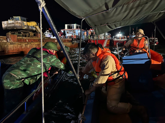 37 dead, 5 missing after tourist boat capsizes in Vietnam’s Ha Long Bay- Ảnh 4. 37 dead, 5 missing after tourist boat capsizes in Vietnam’s Ha Long Bay- Ảnh 4.
