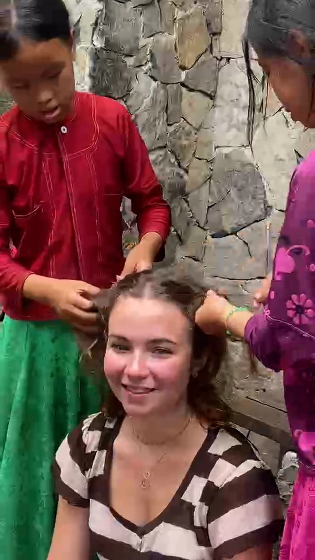 Foreign tourist charged $7.6 for hair braiding in northern Vietnam- Ảnh 1. Foreign tourist charged $7.6 for hair braiding in northern Vietnam- Ảnh 1.