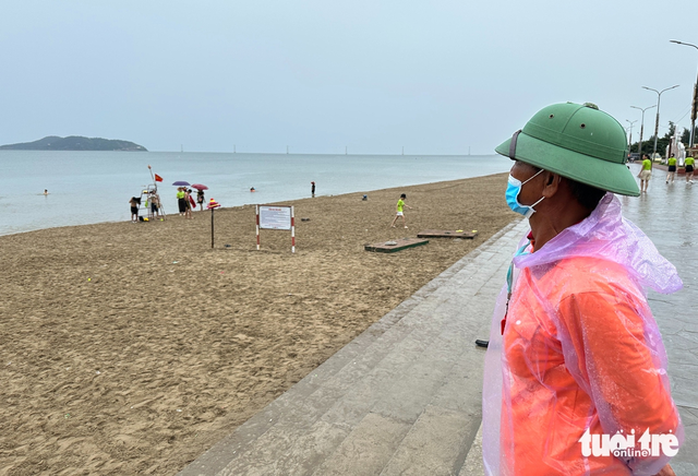 In Vietnam, tourists swim at beach ahead of storm Wipha despite ban- Ảnh 1. In Vietnam, tourists swim at beach ahead of storm Wipha despite ban- Ảnh 1.