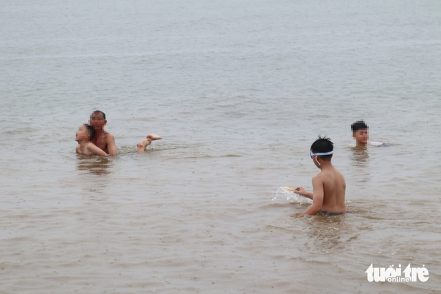 In Vietnam, tourists swim at beach ahead of storm Wipha despite ban- Ảnh 2. In Vietnam, tourists swim at beach ahead of storm Wipha despite ban- Ảnh 2.