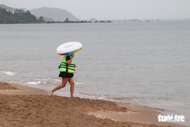 In Vietnam, tourists swim at beach ahead of storm Wipha despite ban- Ảnh 3. In Vietnam, tourists swim at beach ahead of storm Wipha despite ban- Ảnh 3.