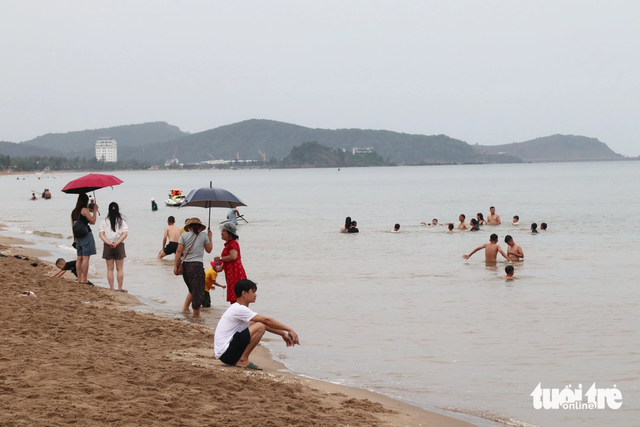 In Vietnam, tourists swim at beach ahead of storm Wipha despite ban- Ảnh 4. In Vietnam, tourists swim at beach ahead of storm Wipha despite ban- Ảnh 4.