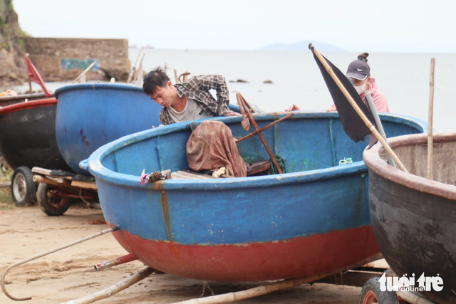 In Vietnam, tourists swim at beach ahead of storm Wipha despite ban- Ảnh 5. In Vietnam, tourists swim at beach ahead of storm Wipha despite ban- Ảnh 5.