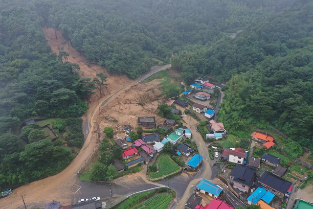Death toll rises to 17 in South Korea as rains cause landslide and floods - Ảnh 4.