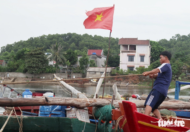 In Vietnam, tourists swim at beach ahead of storm Wipha despite ban- Ảnh 6. In Vietnam, tourists swim at beach ahead of storm Wipha despite ban- Ảnh 6.