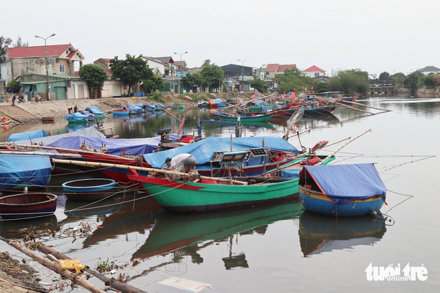 In Vietnam, tourists swim at beach ahead of storm Wipha despite ban- Ảnh 7. In Vietnam, tourists swim at beach ahead of storm Wipha despite ban- Ảnh 7.