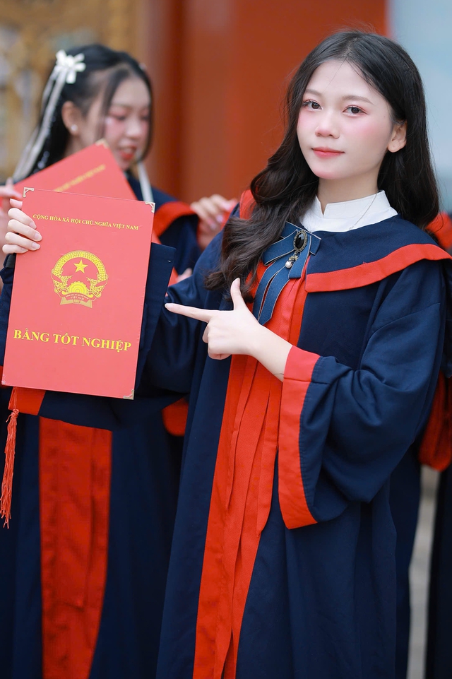 Nữ sinh Nghệ An đạt á khoa khối C00 toàn quốc: Khát vọng về bản ‘gieo chữ’  - Ảnh 1.