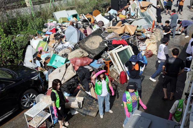 Death toll rises to 17 in South Korea as rains cause landslide and floods - Ảnh 3.