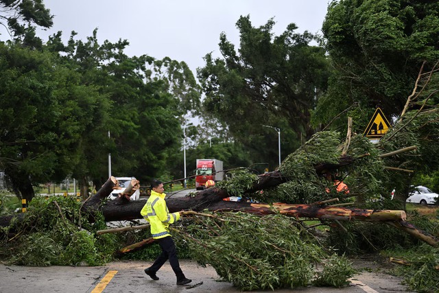 Storms hit southern China mainland in wake of typhoon Wipha- Ảnh 1. Storms hit southern China mainland in wake of typhoon Wipha- Ảnh 1.