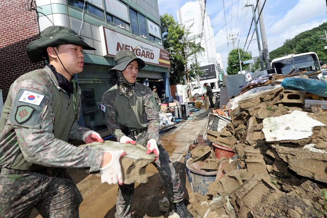 Death toll rises to 17 in South Korea as rains cause landslide and floods - Ảnh 1.