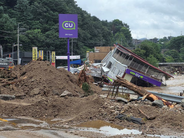 Death toll rises to 17 in South Korea as rains cause landslide and floods - Ảnh 2.