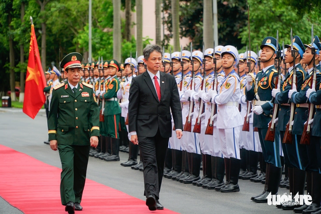 Vietnam’s defense minister receives Singaporean counterpart- Ảnh 3. Vietnam’s defense minister receives Singaporean counterpart- Ảnh 3.