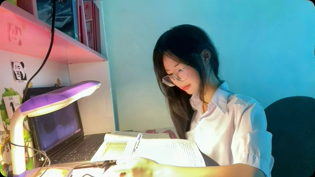 Hành trình lội ngược dòng từ học lực khá đến thủ khoa khối C00 toàn tỉnh của nữ sinh Lai Châu - Ảnh 1.