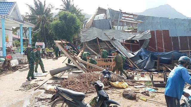 Thunderstorms, whirlwinds damage over 300 houses, leave 17 injured in Vietnam’s Mekong Delta - Ảnh 4. Thunderstorms, whirlwinds damage over 300 houses, leave 17 injured in Vietnam’s Mekong Delta - Ảnh 4.