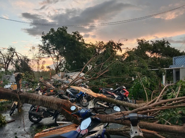 Thunderstorms, whirlwinds damage over 300 houses, leave 17 injured in Vietnam’s Mekong Delta - Ảnh 2. Thunderstorms, whirlwinds damage over 300 houses, leave 17 injured in Vietnam’s Mekong Delta - Ảnh 2.