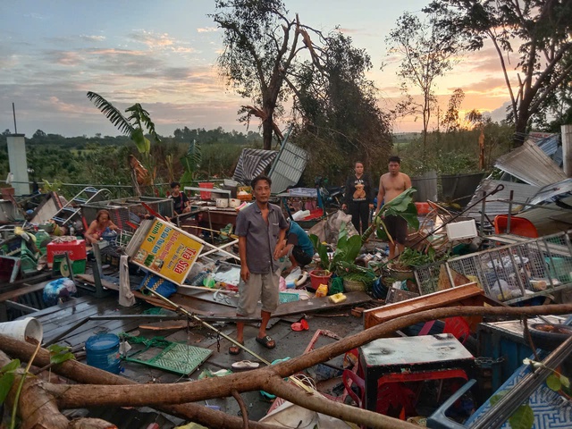 Thunderstorms, whirlwinds damage over 300 houses, leave 17 injured in Vietnam’s Mekong Delta - Ảnh 1. Thunderstorms, whirlwinds damage over 300 houses, leave 17 injured in Vietnam’s Mekong Delta - Ảnh 1.