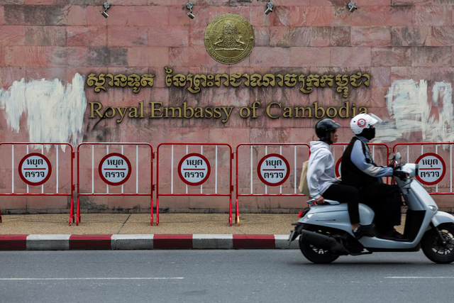 Thailand F-16 jet bombs Cambodian targets as border clash escalates- Ảnh 2.