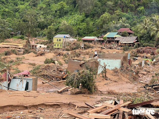 Flooding in Vietnam's Nghe An leaves 3 dead, over 3,200 homes submerged after storm Wipha- Ảnh 1.