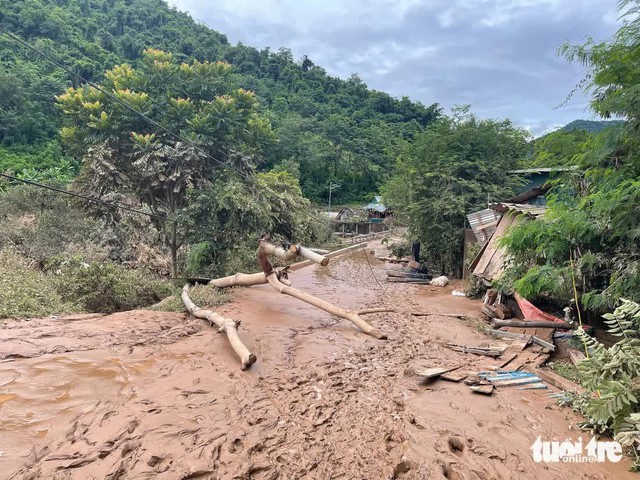 Flooding in Vietnam's Nghe An leaves 3 dead, over 3,200 homes submerged after storm Wipha- Ảnh 7.