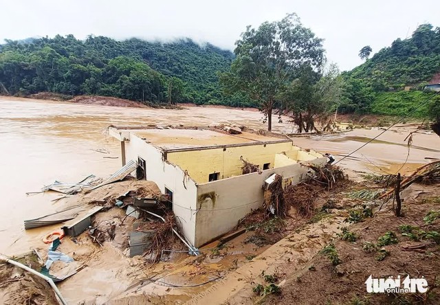 Flooding in Vietnam's Nghe An leaves 3 dead, over 3,200 homes submerged after storm Wipha- Ảnh 17.