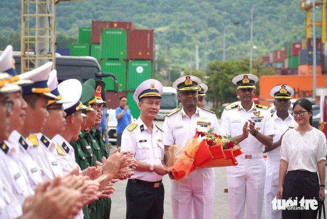 3 Indian Navy warships dock in Da Nang for official visit- Ảnh 2.
