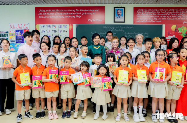 Vietnamese Party chief’s spouse visits Vietnamese language classes in Moscow- Ảnh 1. Vietnamese Party chief’s spouse visits Vietnamese language classes in Moscow- Ảnh 1.