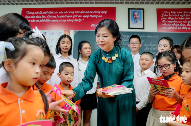 Vietnamese Party chief’s spouse visits Vietnamese language classes in Moscow- Ảnh 8. Vietnamese Party chief’s spouse visits Vietnamese language classes in Moscow- Ảnh 8.