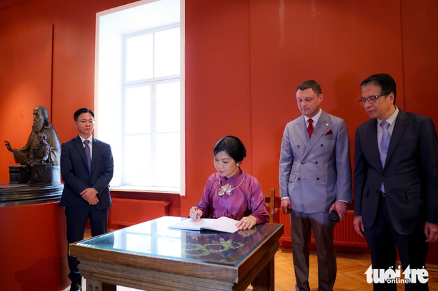 Exhibition in Moscow honors Vietnam-Russia teacher-student relationships - Ảnh 9.
