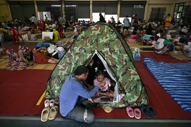 Thailand says over 100,000 civilians flee clashes with Cambodia- Ảnh 1. Thailand says over 100,000 civilians flee clashes with Cambodia- Ảnh 1.